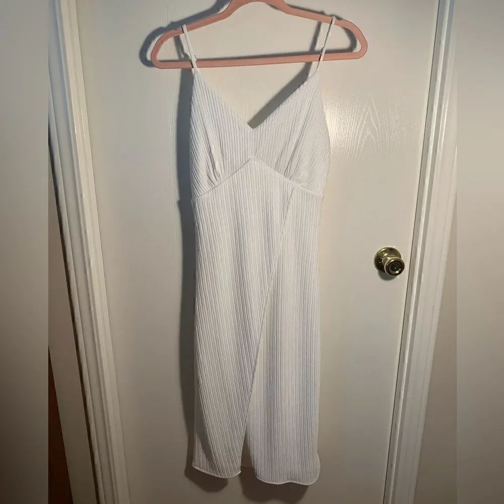 Lulus EUC white pleated faux wrap back tie dress Size Small